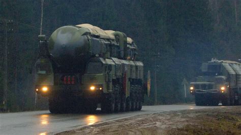 Ввод в эксплуатацию стратегических ракетных комплексов "Тополь"