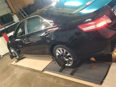 Дополнительные функции ручника на автомобиле Toyota Camry 40: аварийная остановка и подъемник