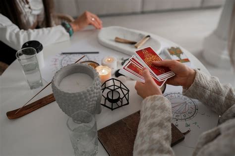 Нахождение подходящего момента для проведения таро-сеанса вечером