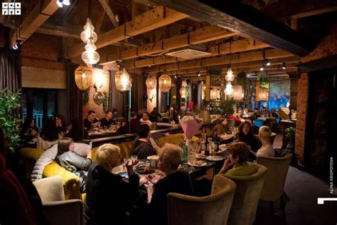 Окунитесь в атмосферу Лиззи's Bar: приют мрака и загадочности