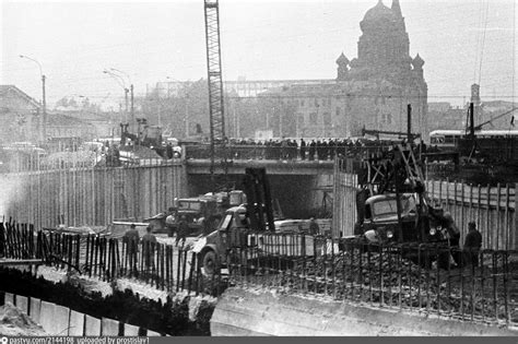 Под Московским мостом