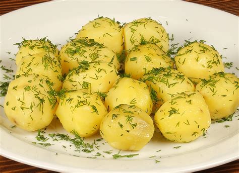 Вареный картофель с соусом на костре