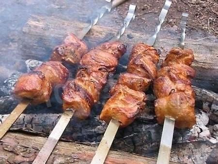 Жареные шашлыки на костре