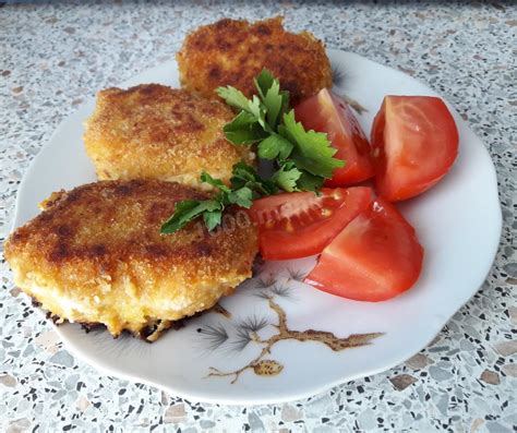 Сочные рыбные котлеты запечены с луком и дольками лимона