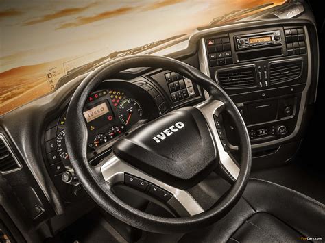 Настройте магнитолу Iveco Stralis с помощью установленных кнопок и регуляторов