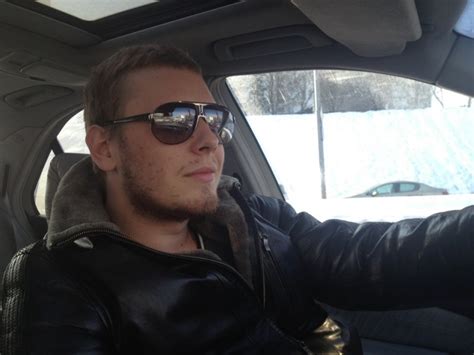 Парень на машине приехал в глазах окружающих
