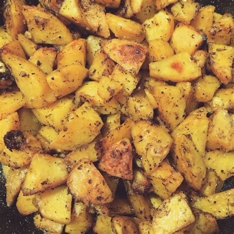 Печеный картофель с травами