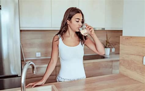 Питье лимонной воды для сжигания жира