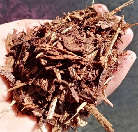 Подготовка коры из леса к мульчированию