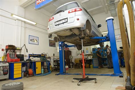 Постановка автомобиля на подъемник