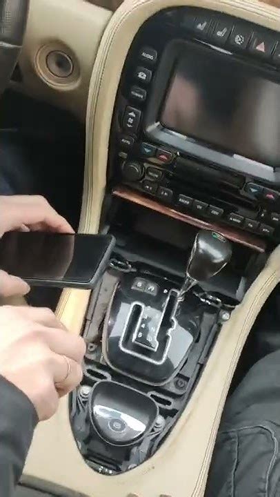 Приготовьте автомобиль Jaguar к переключению в нейтраль
