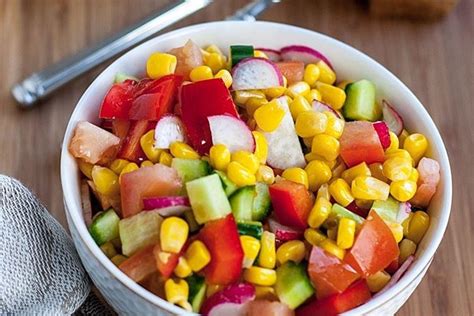 Салат с незрелой кукурузой и свежими овощами