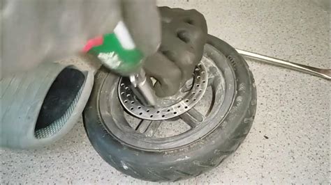 Установка новых литых покрышек на самокат
