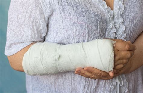 Сны о сломанной руке у сына: к чему они могут указывать