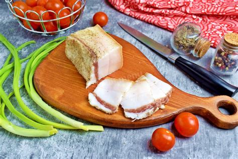 Сон о маленьком кусочке сала с мясом